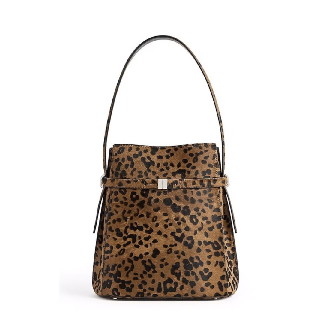 Как комбинировать платья с кроссовками