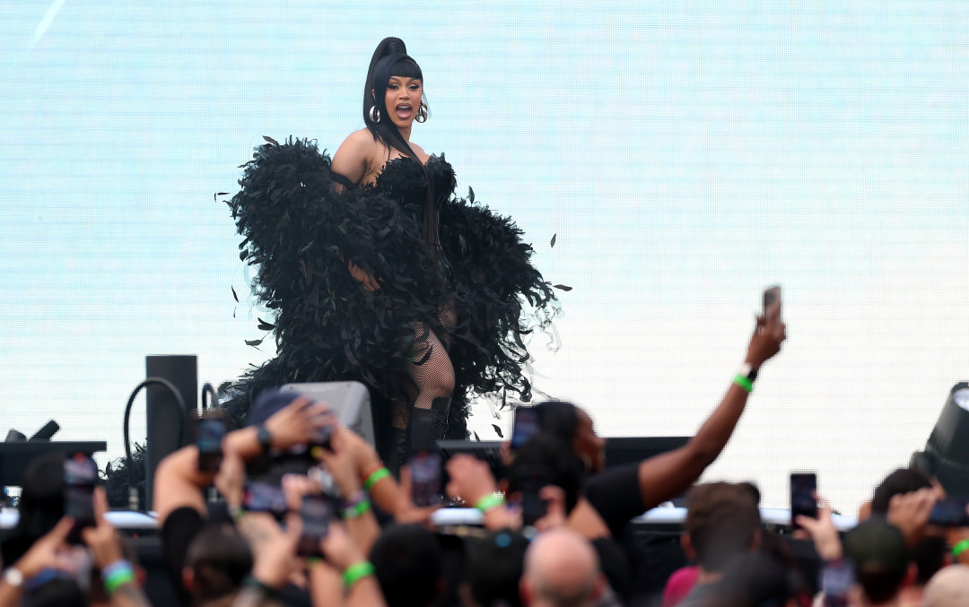 аутфит Карди Би 