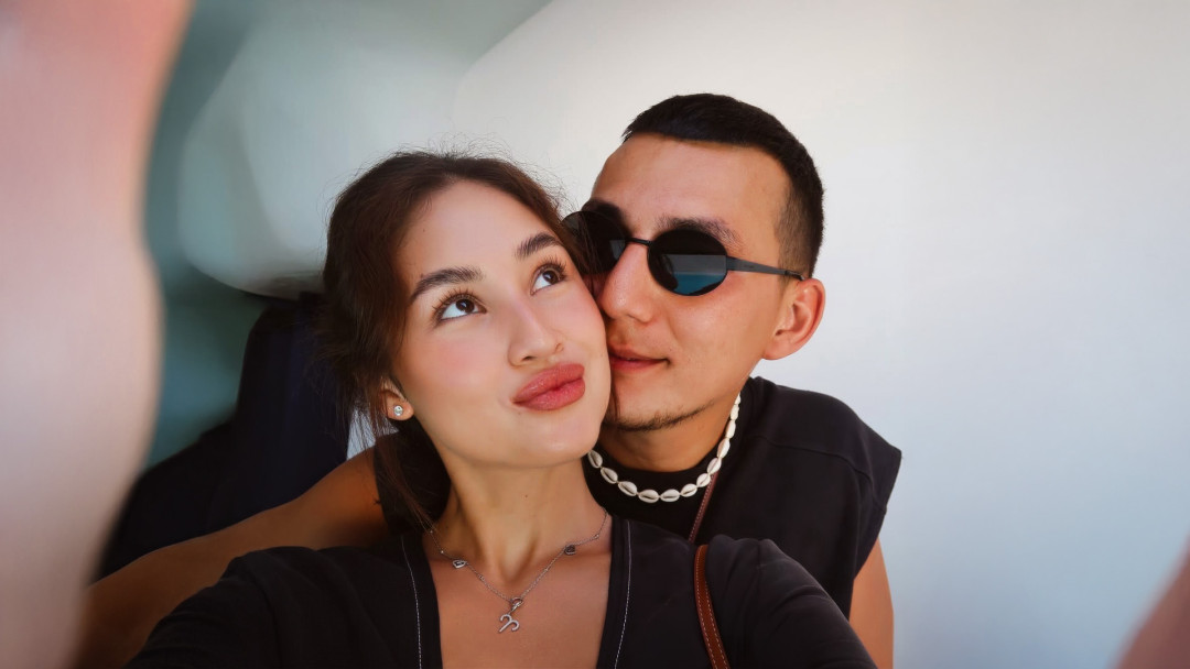 «Екі әлем тоғысқанда»: Akha мен Aishka тұңғыш сәбилерін күтіп жүргендерін мәлімдеді! Жұлдыз жұп неге жаңалықты құпия ұстаған?