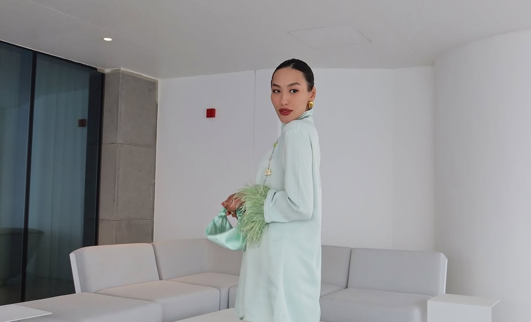 блуза с перьями