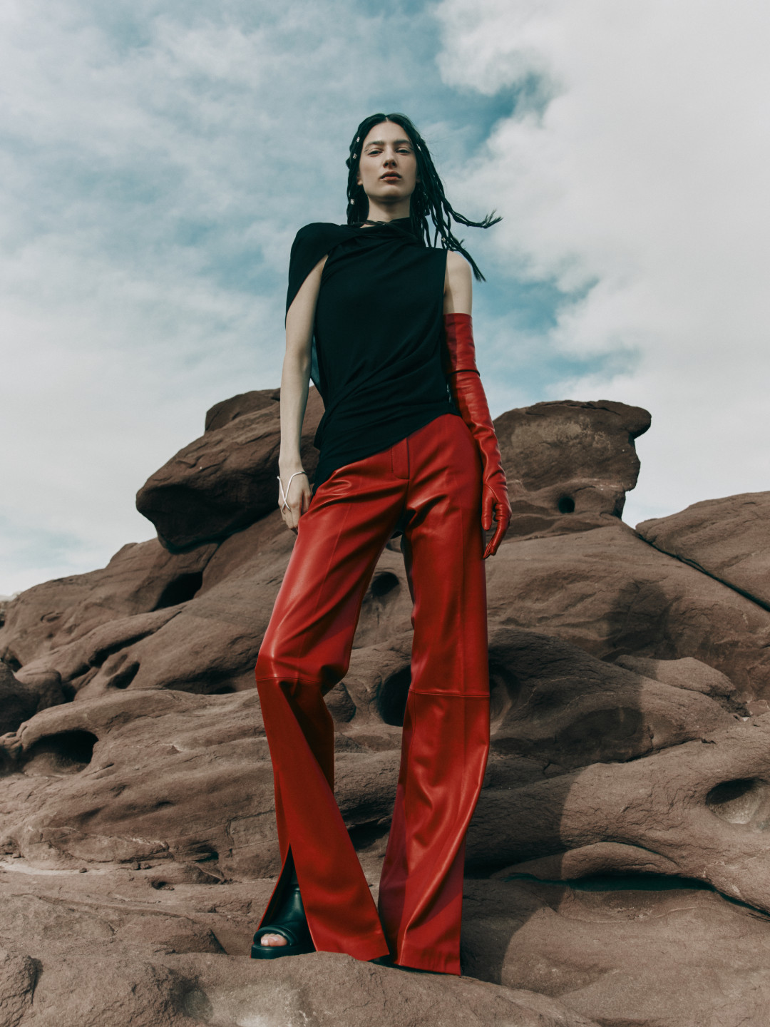 На «красных скалах» Катутау: каверстори нового номера Harper's BAZAAR Kazakhstan