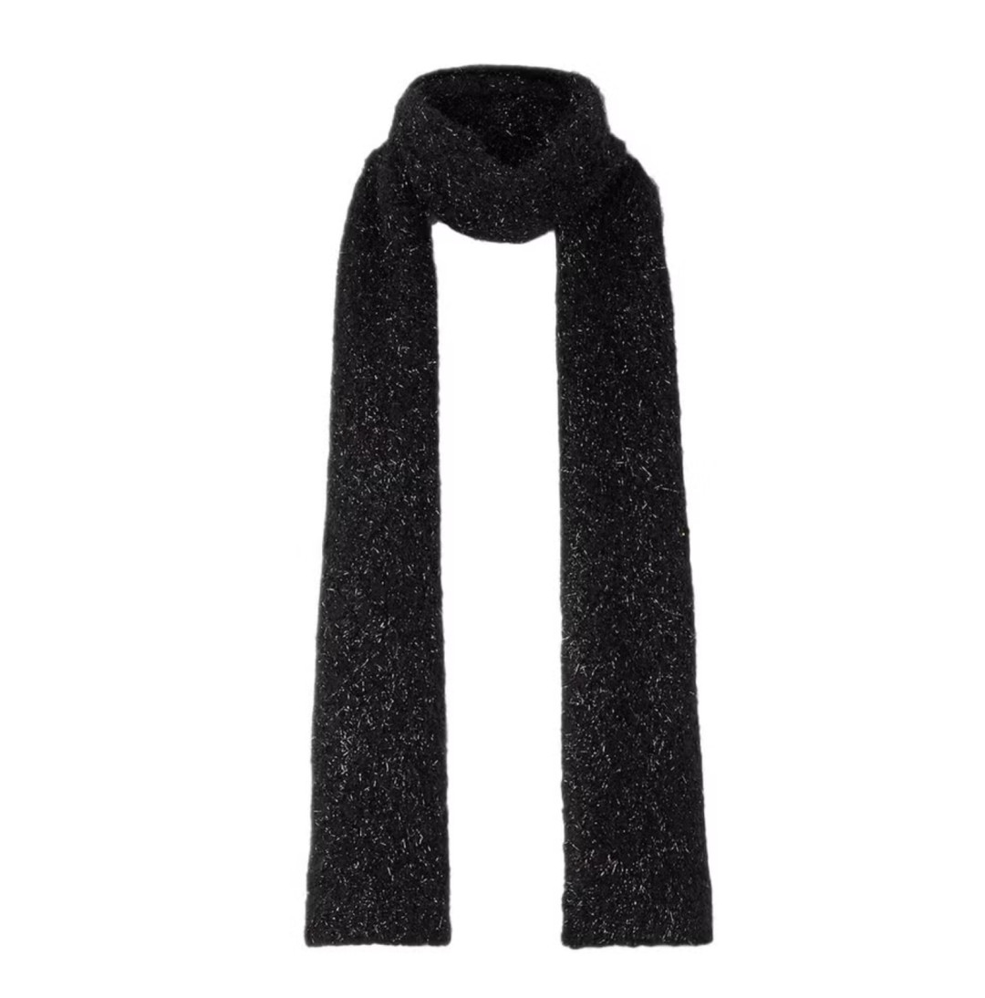 Бас киімдер, шарфтар және қолғаптар: сіздің жайлы образдарыңызға арналған ең үздік қысқы аксессуарлар