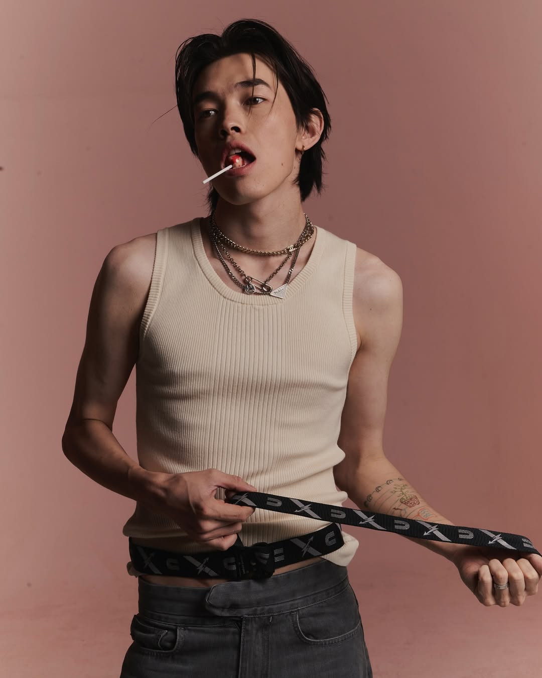 «Жұлдыздар танымалдыққа дейін және қазір…» Алмаз Мержақыпов бала кезіндегі ескі фотосуретін көрсетті