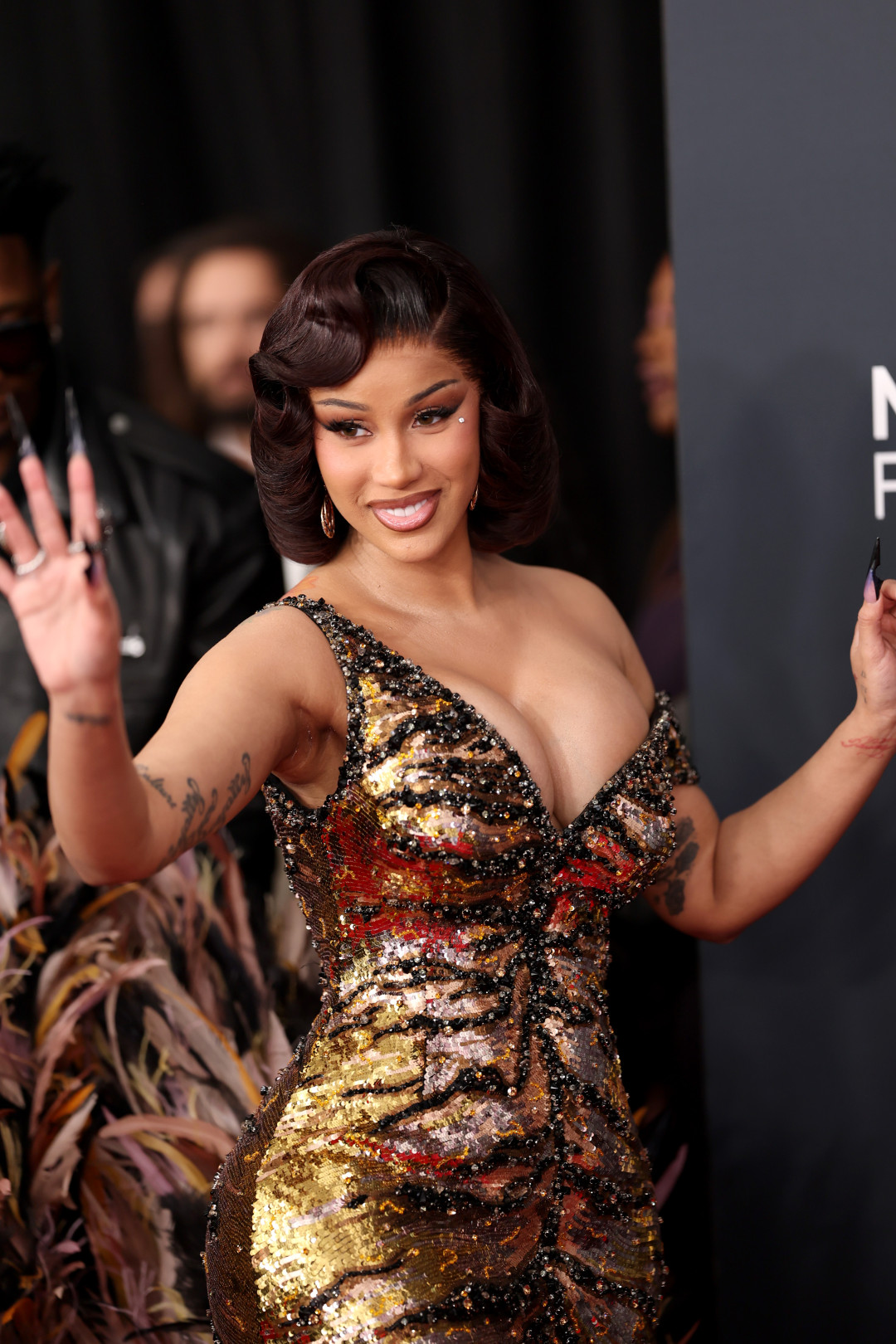 На Карди Би снова подали в суд