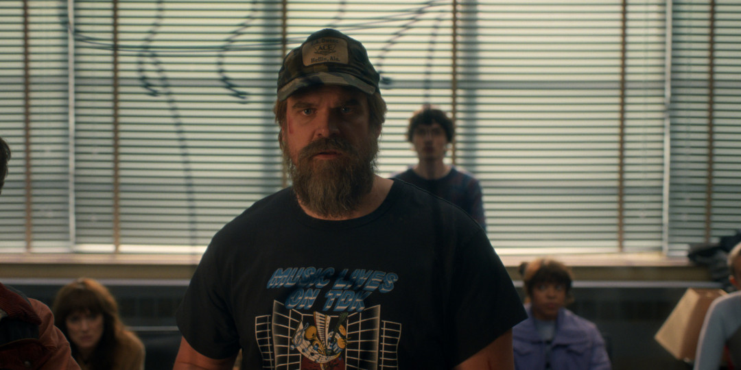 Актеры и создатели «Очень странных дел» — о своих героях и о том, как прощались с культовым сериалом. Специальный репортаж Harper’s BAZAAR Kazakhstan