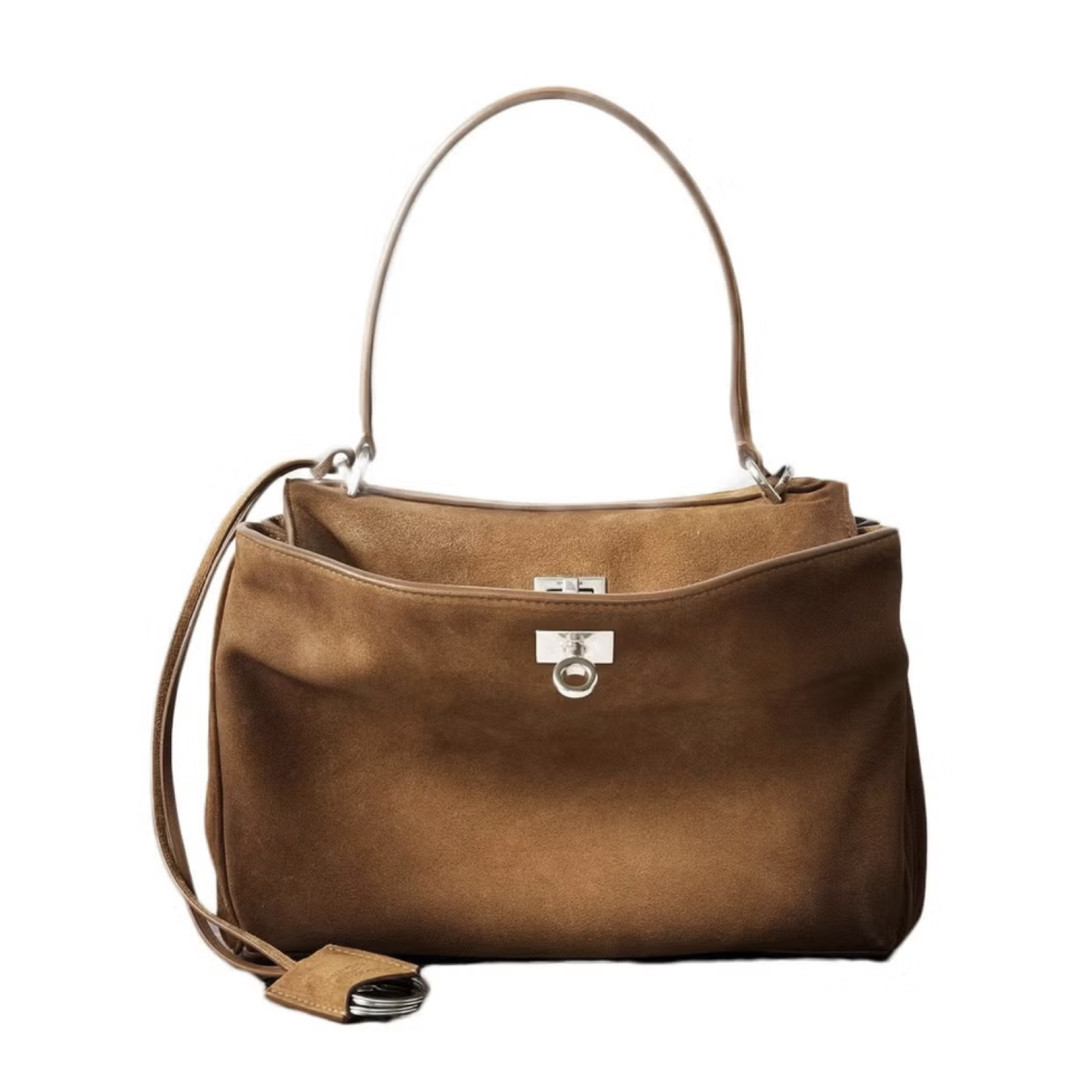 Как комбинировать платья с кроссовками