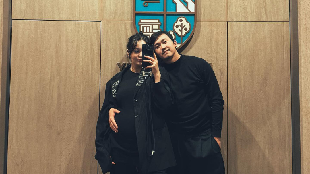 «Ұмай үйде»: «Ирина Кайратовна» тобының мүшесі Алдияр Жапарханов әйелі мен қызын перзентханадан шығарды