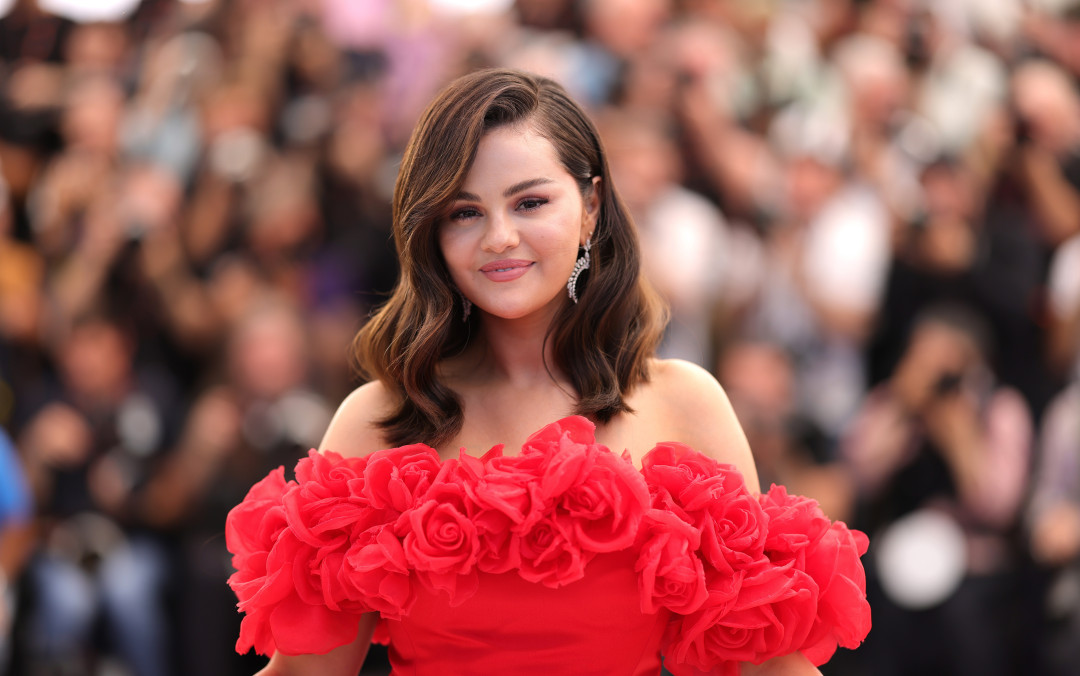 Лаконичные образы Селены Гомес