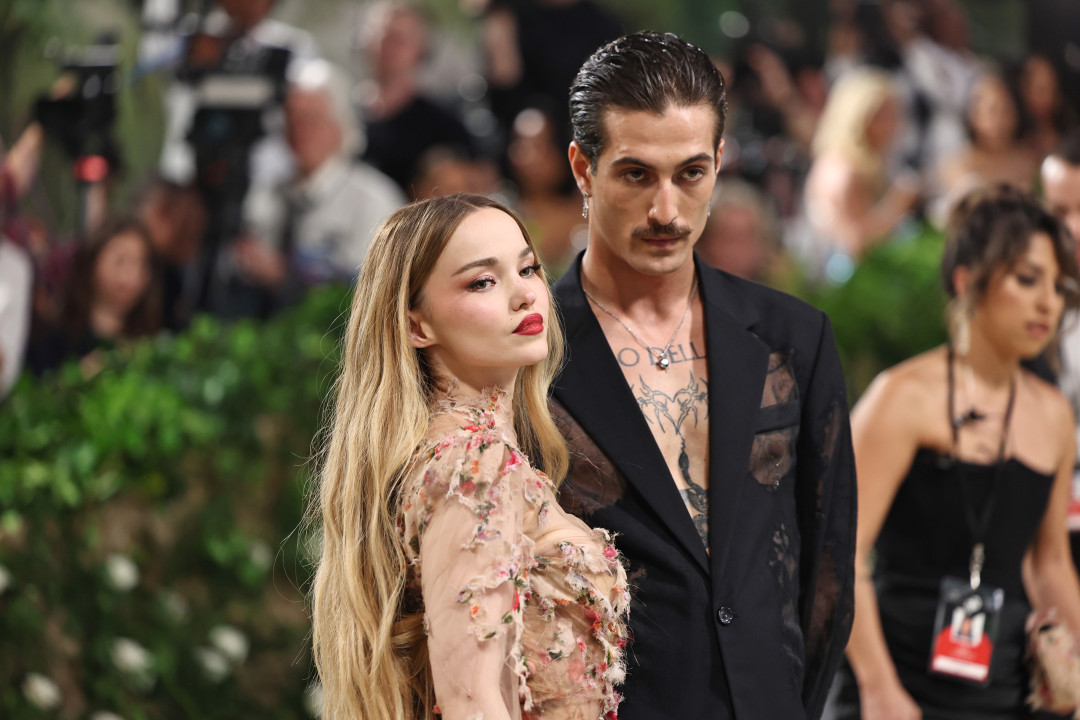 Дав Камерон обручилась