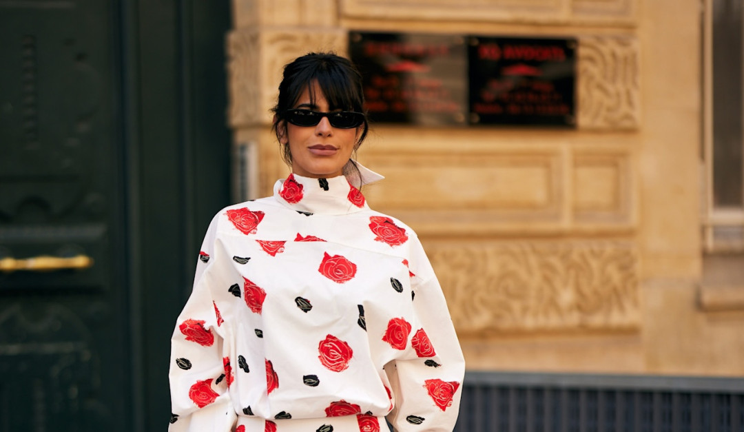 как комбинировать платья с кроссовками