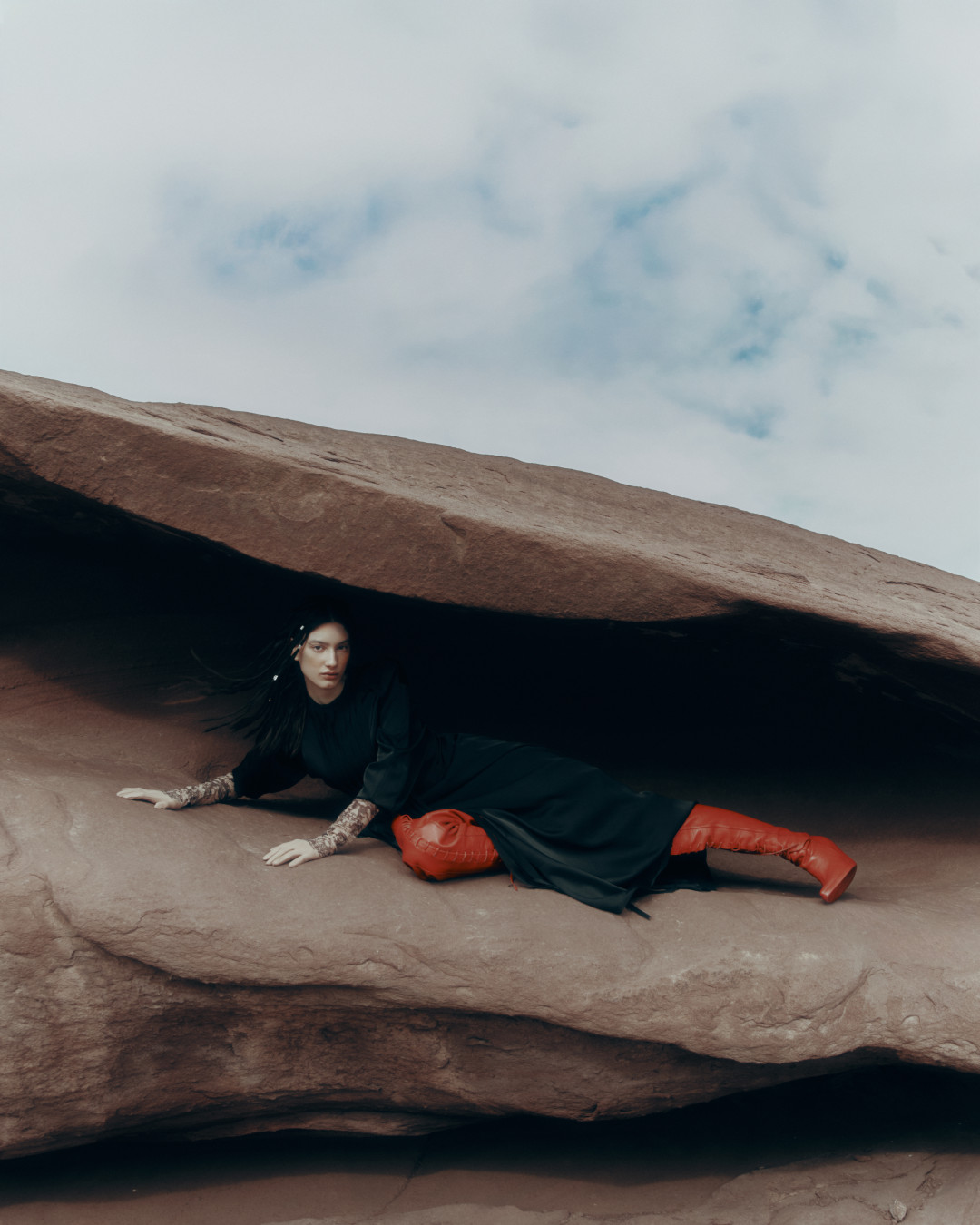 На «красных скалах» Катутау: каверстори нового номера Harper's BAZAAR Kazakhstan