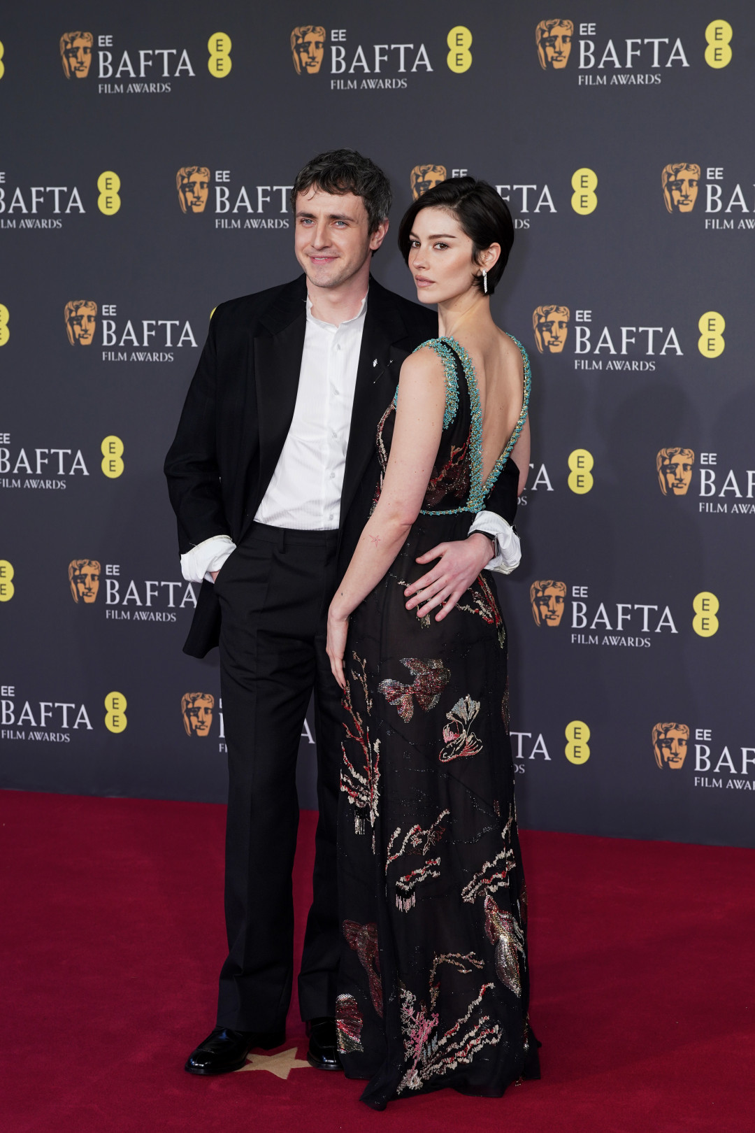 Самые эффектные образы звезд с ковровой дорожки премии BAFTA 2026