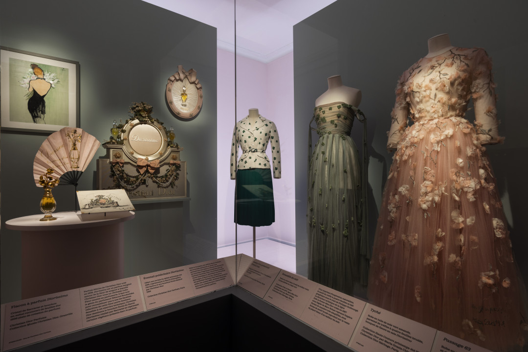 Выставка Dior, Jardins Enchanteurs проходит в Доме-музее Кристиана Диор в Гранвиле