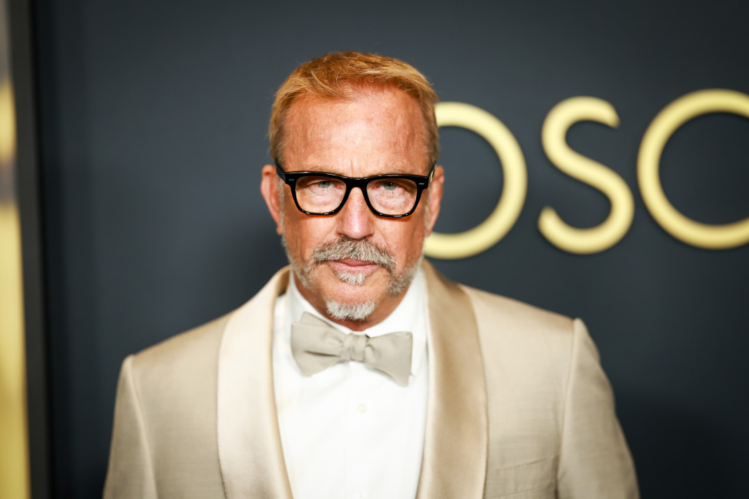 на Кевина Костнера подали в суд