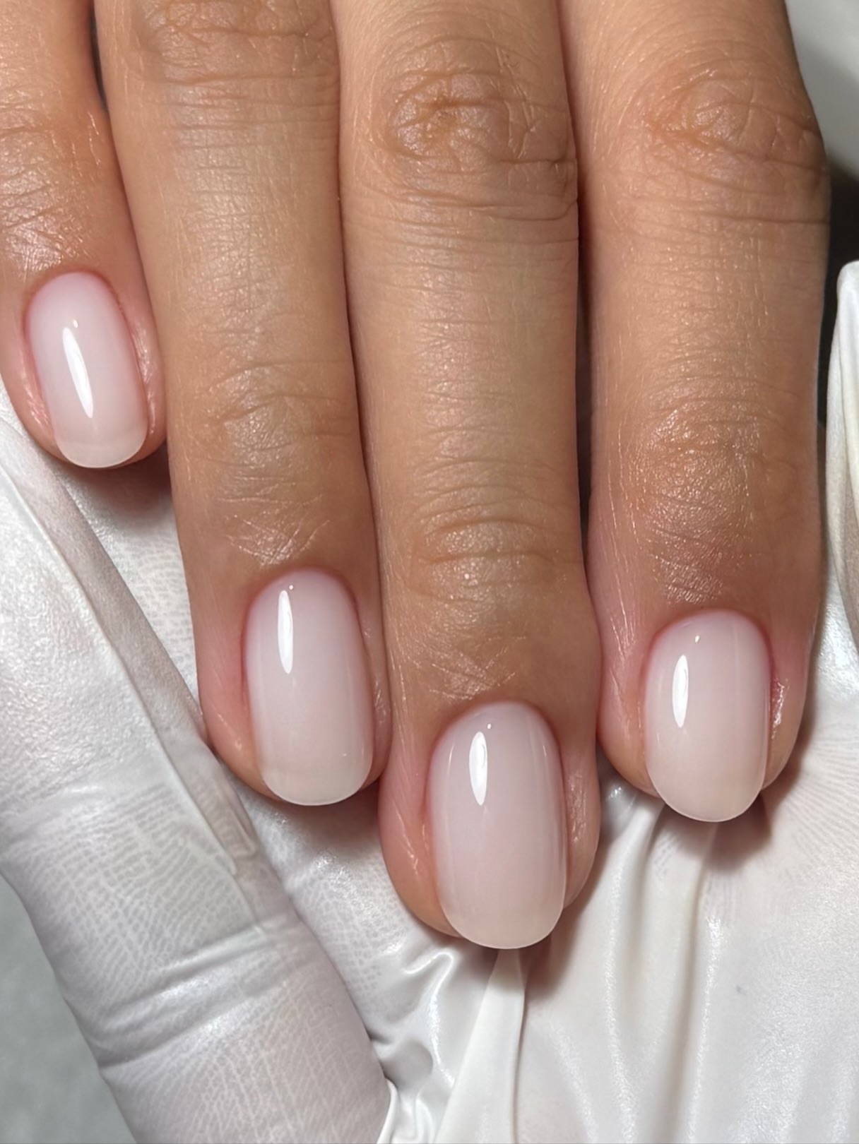 Cloud Nails: как повторить самый утонченный маникюр этого сезона?