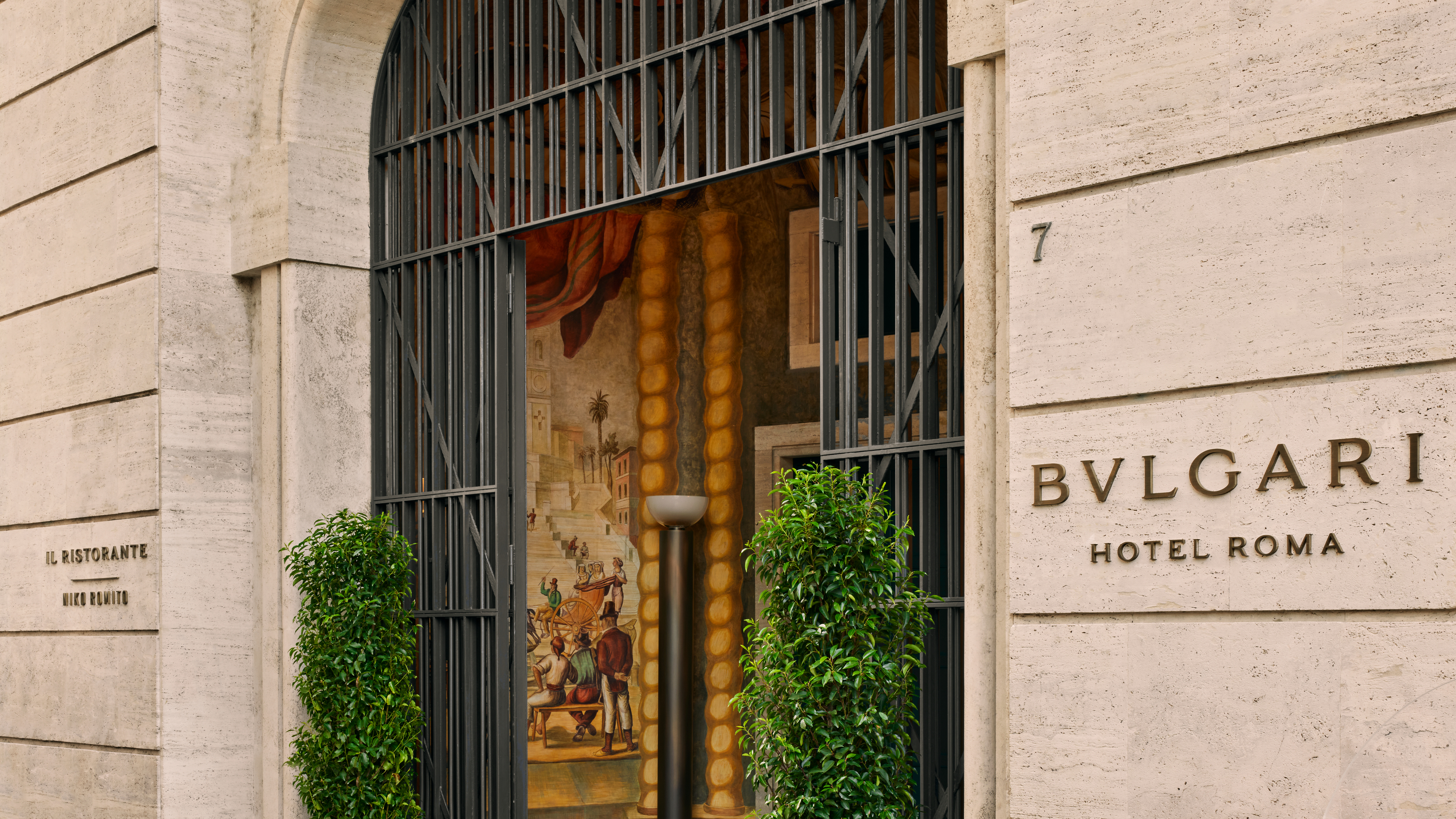 В постели с Versace, в гостях у Armani: как выглядят отели модных Домов?