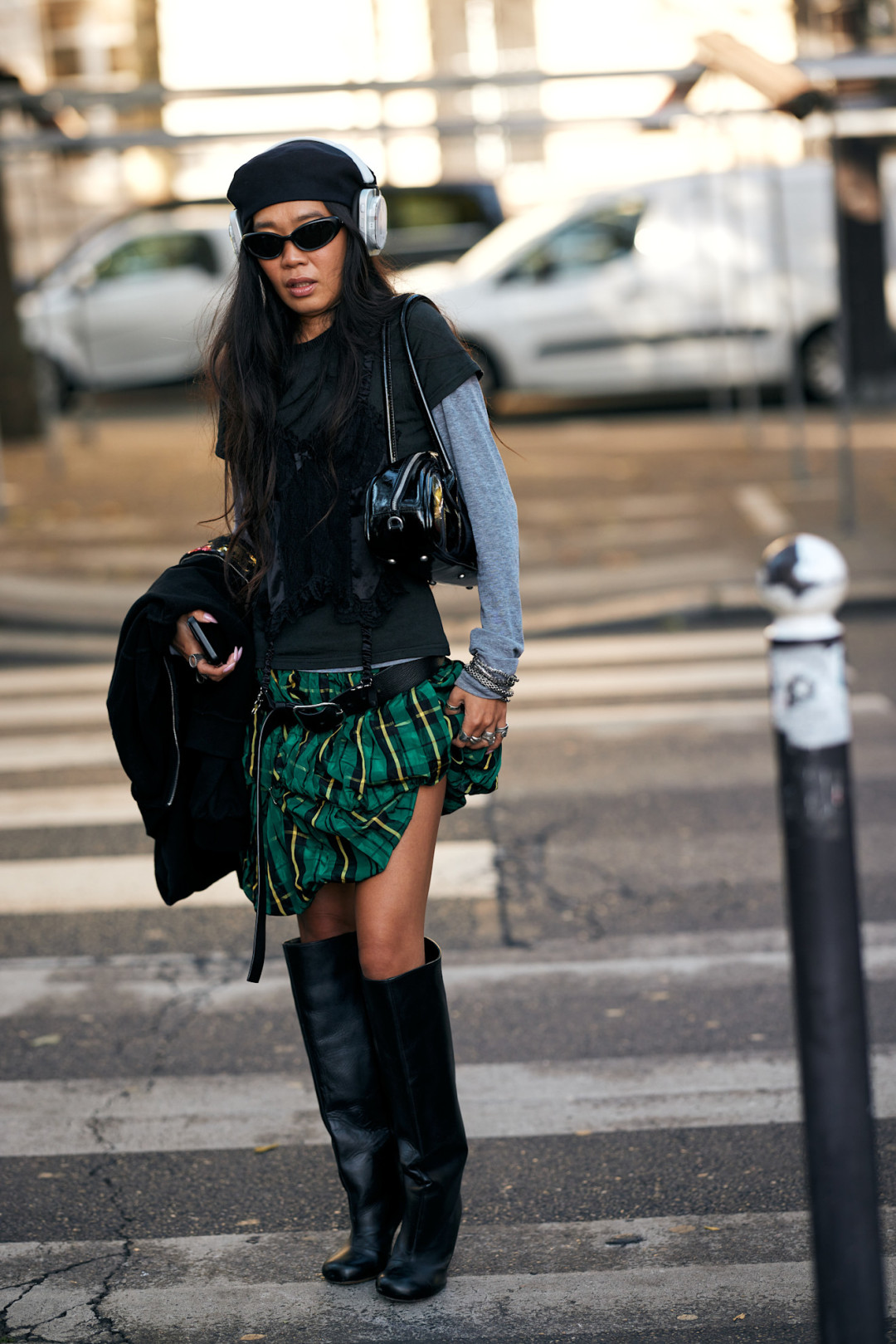 Мини-юбка и высокие сапоги