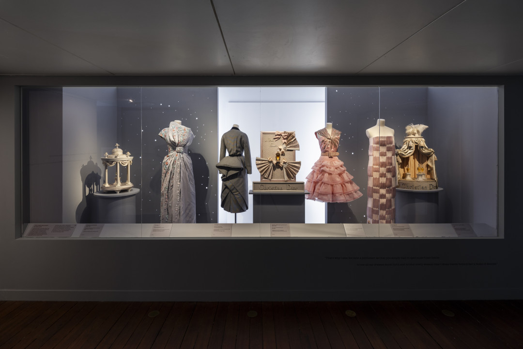 Выставка Dior, Jardins Enchanteurs проходит в Доме-музее Кристиана Диор в Гранвиле