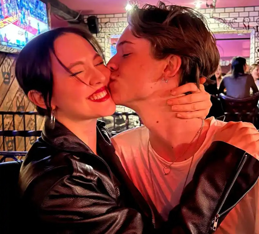 Атақты отбасылардың балаларымен ғана кездескен жұлдыздар