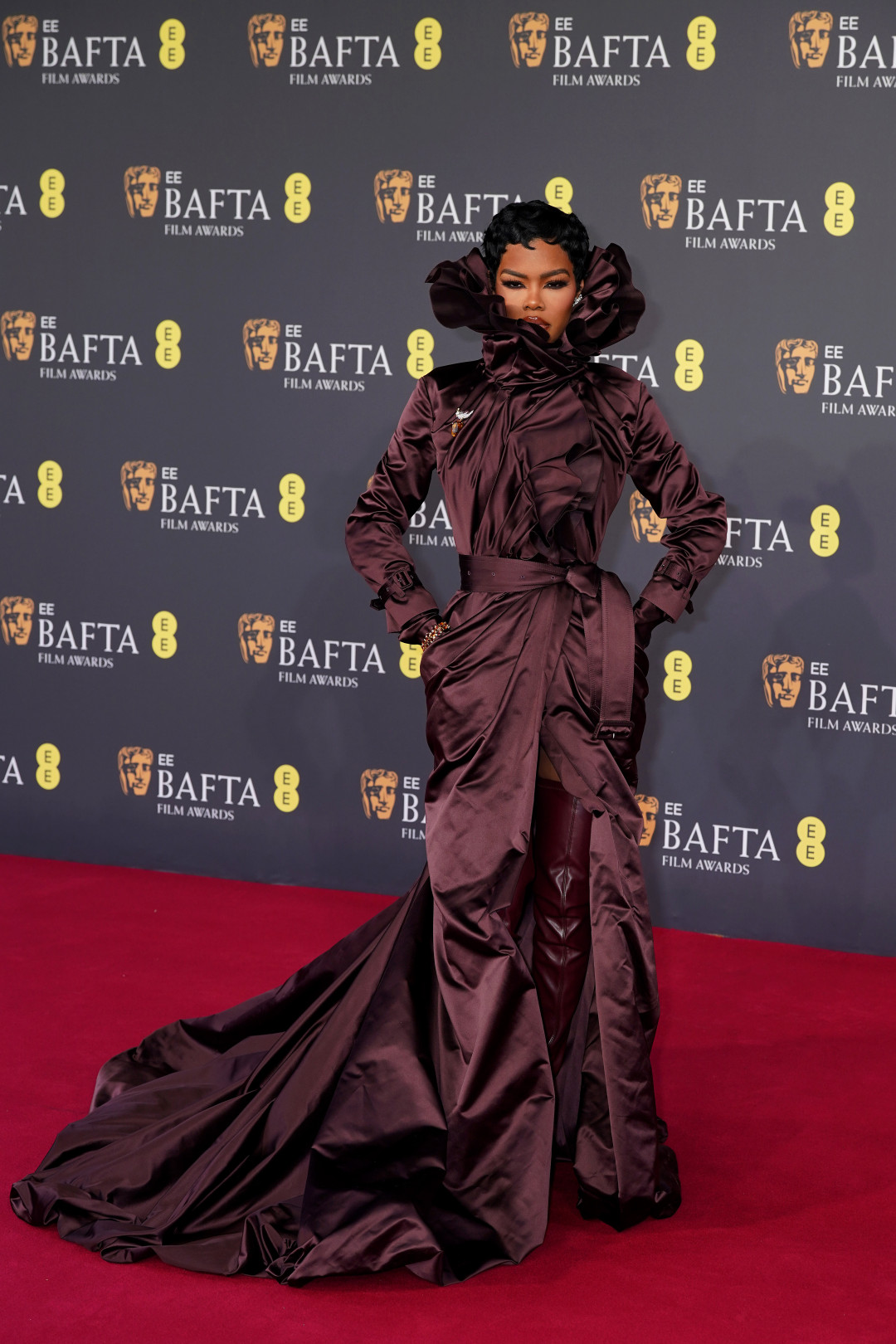 Самые эффектные образы звезд с ковровой дорожки премии BAFTA 2026
