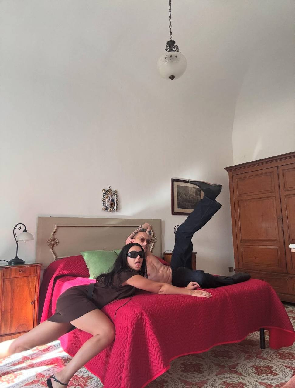 Charli XCX и Джордж Дэниел сыграли свадьбу еще раз