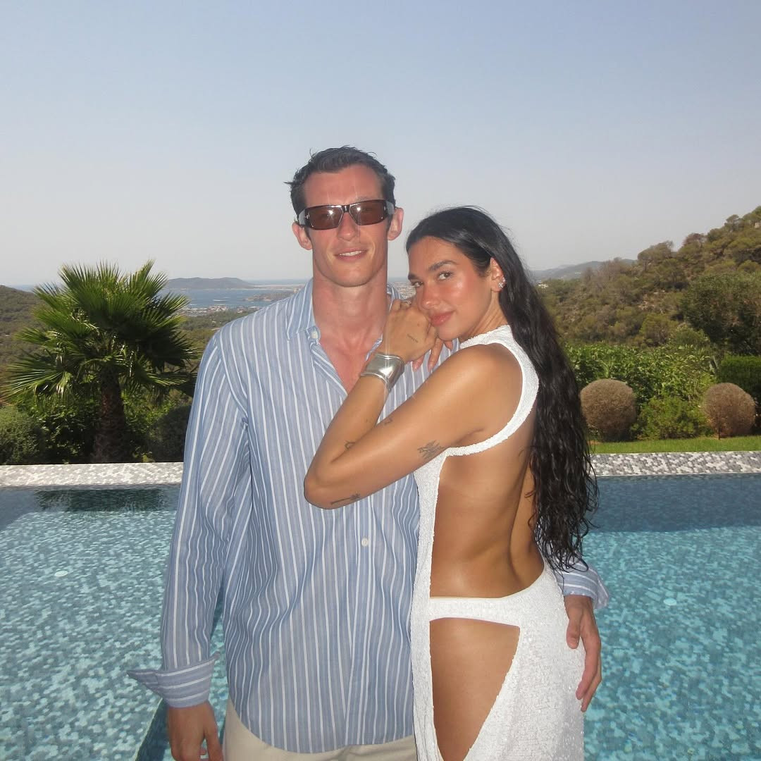 Дуа Липа платье Jacquemus