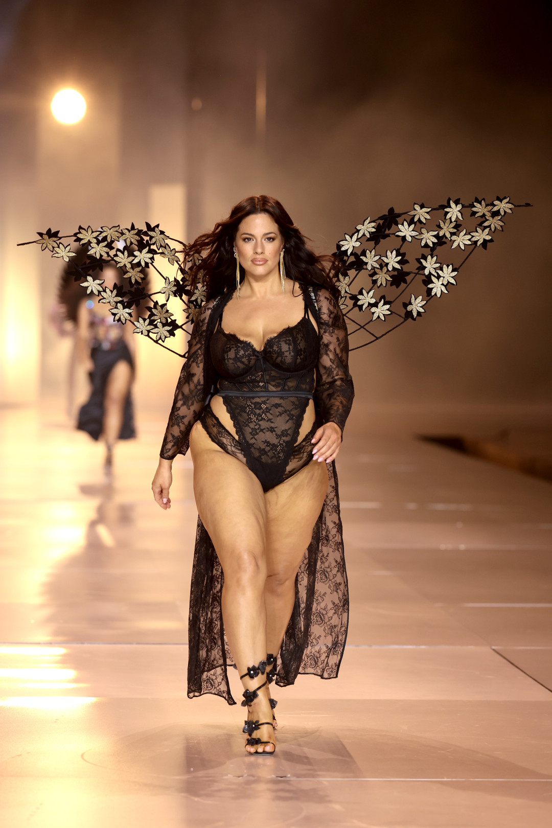 Самые легендарные образы шоу Victoria’s Secret, о которых помнит весь мир