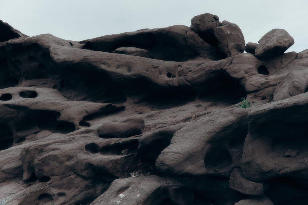 На «красных скалах» Катутау: каверстори нового номера Harper's BAZAAR Kazakhstan