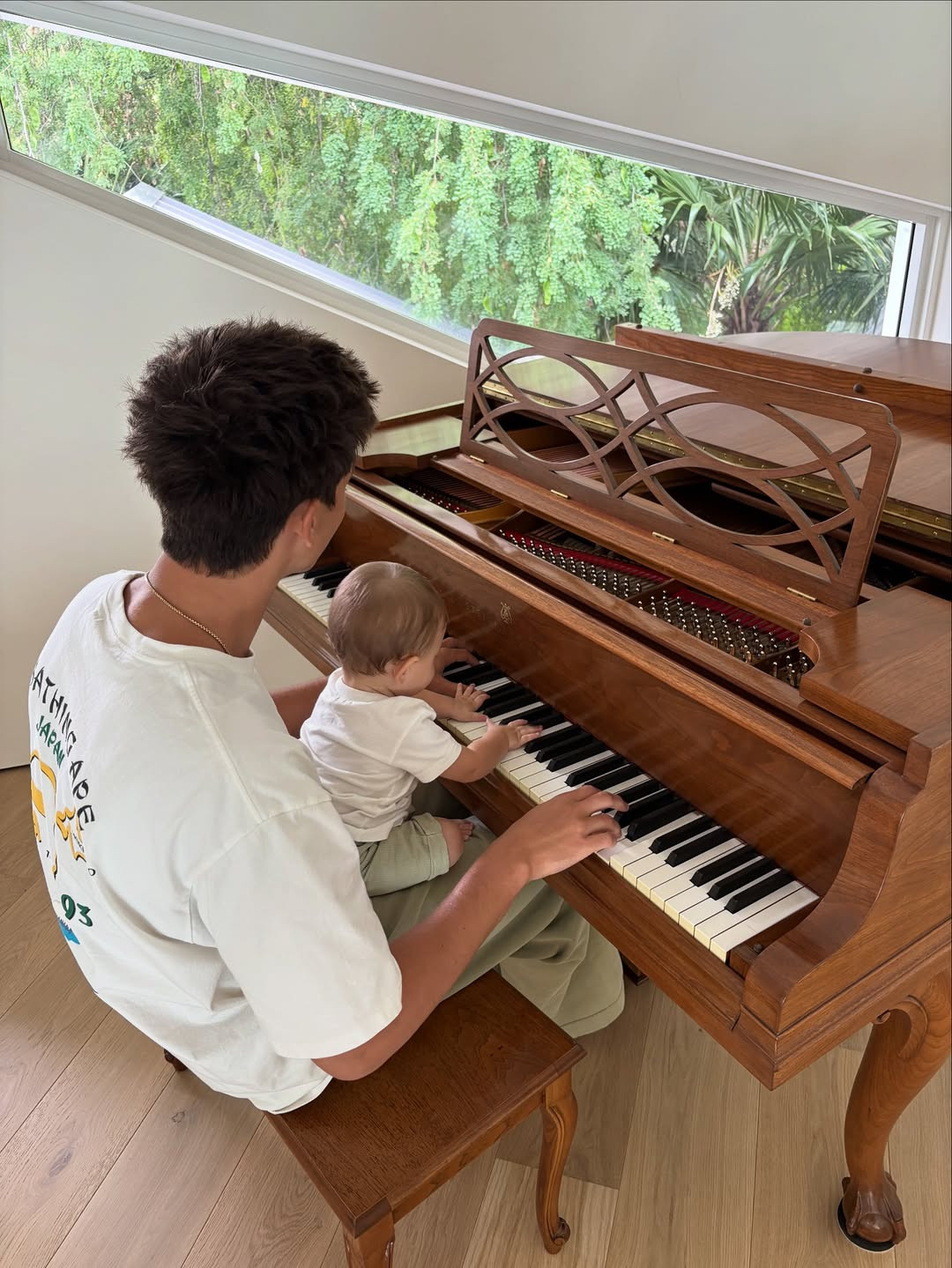 Жизель Бюндхен поделилась новыми снимками своего восьмимесячного сына