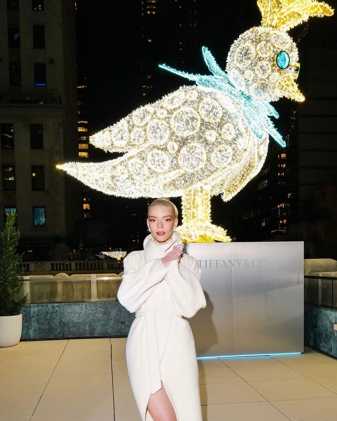 Где найти белоснежное пальто как у Ани Тейлор-Джой?