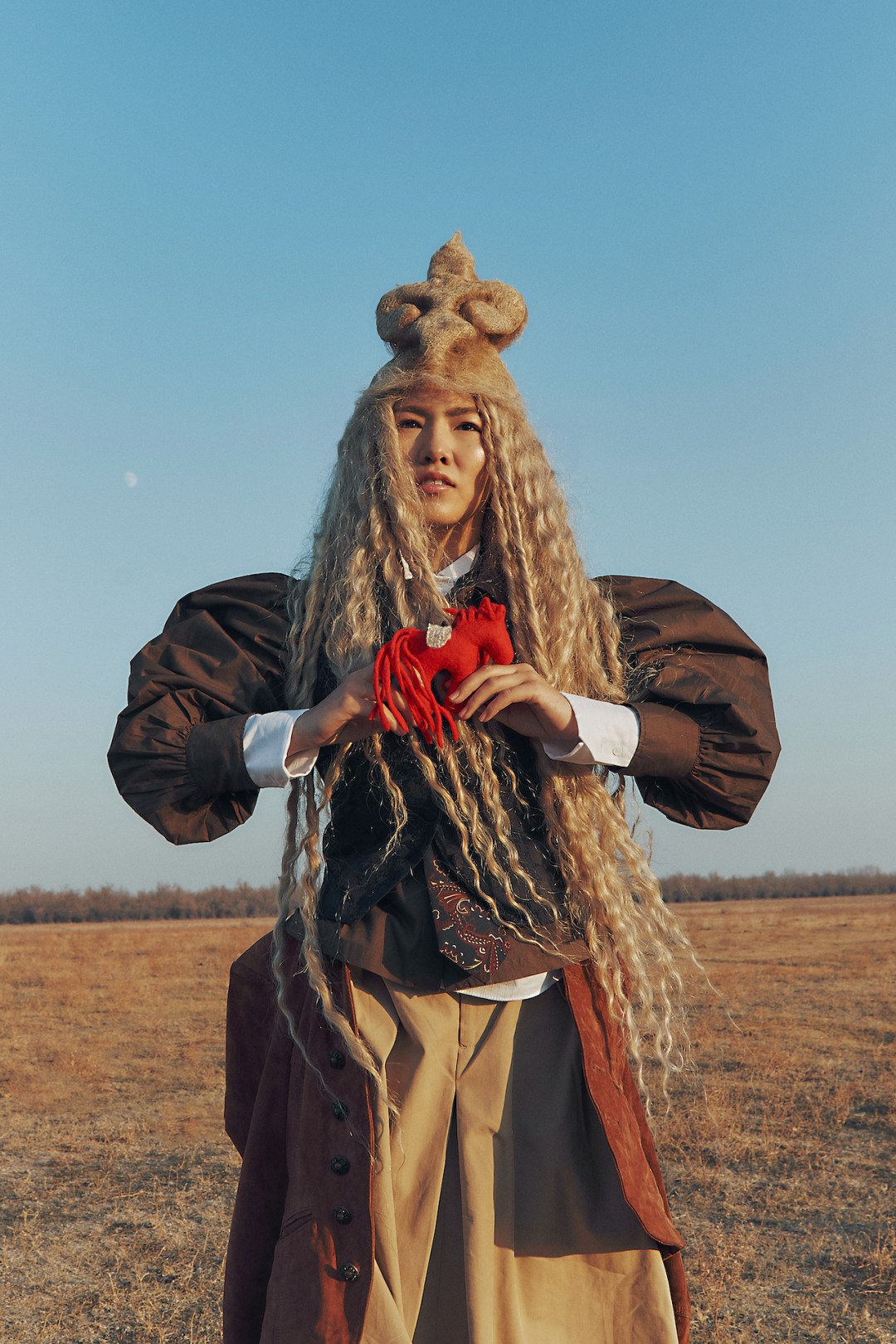 Нарушая правила: Yenlik на обложке нового номера Harper's BAZAAR Kazakhstan