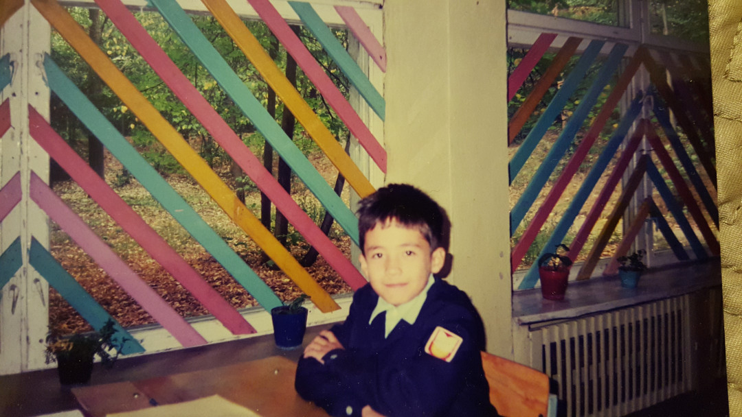 «Жұлдыздар танымалдыққа дейін және қазір…» Санжар Мәди бала кезіндегі ескі фотосуретін көрсетті