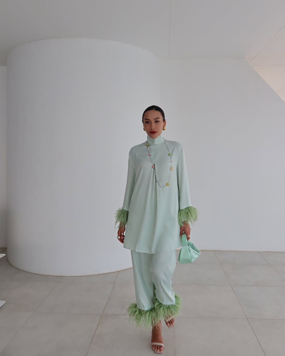 Где купить блузу с перьями как у Карлы Ергалиевой?