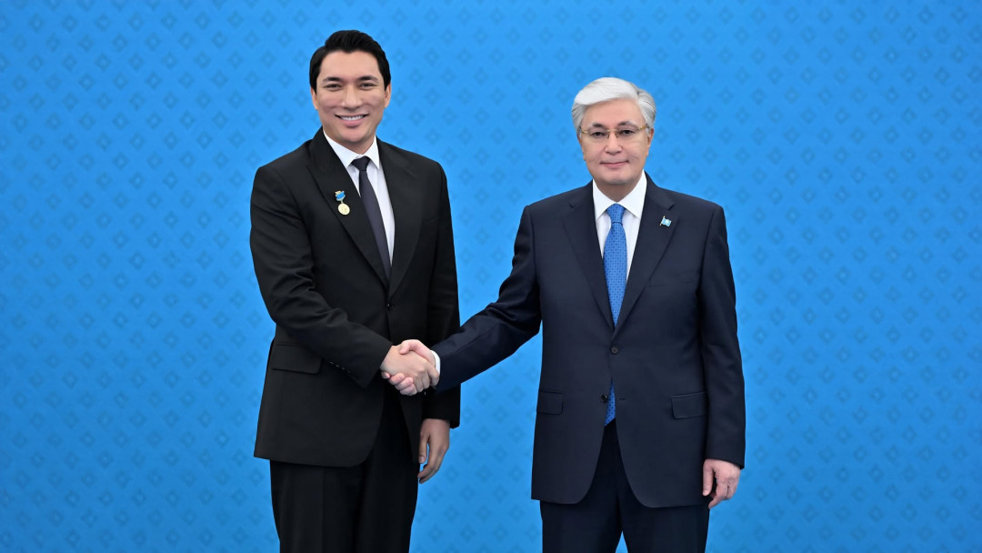 «Тарихи күн»: Әлішер Кәрімов президенттің қолынан «Қазақстанның халық әртісі» атағын алды