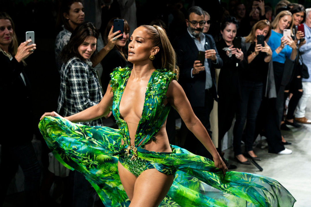 История героя: платье Versace Jungle Dress