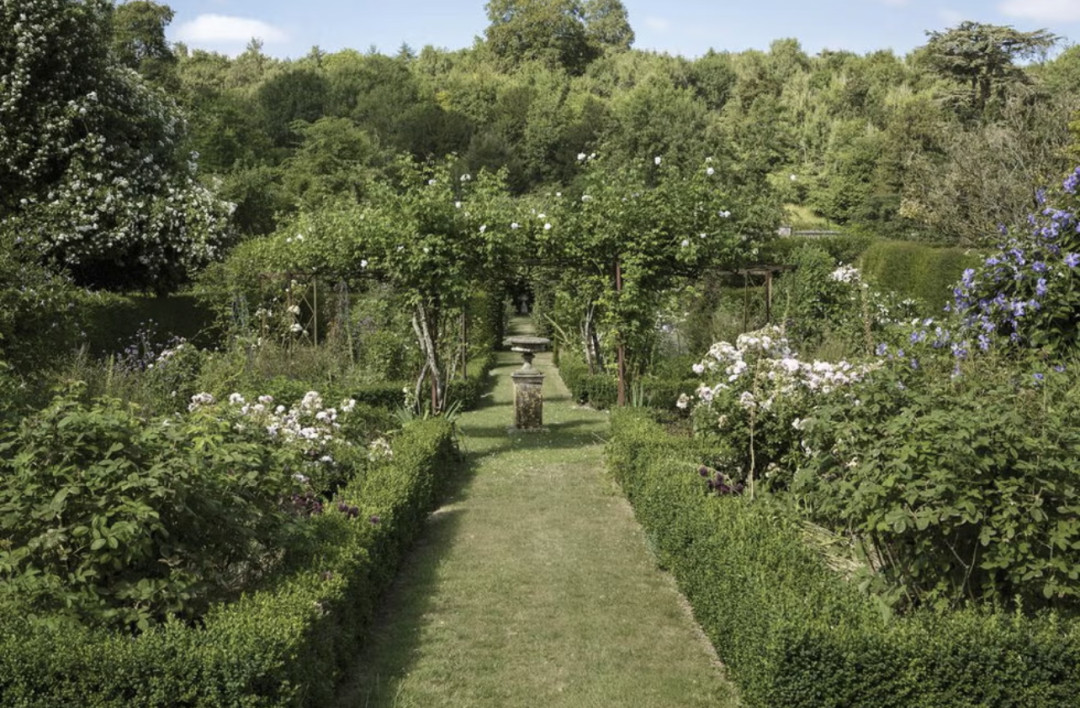 Ұлыбританияның қала сыртындағы қонақ үйлері: сіз онда өзіңізді ағылшын детективінің кейіпкері сезінесіз