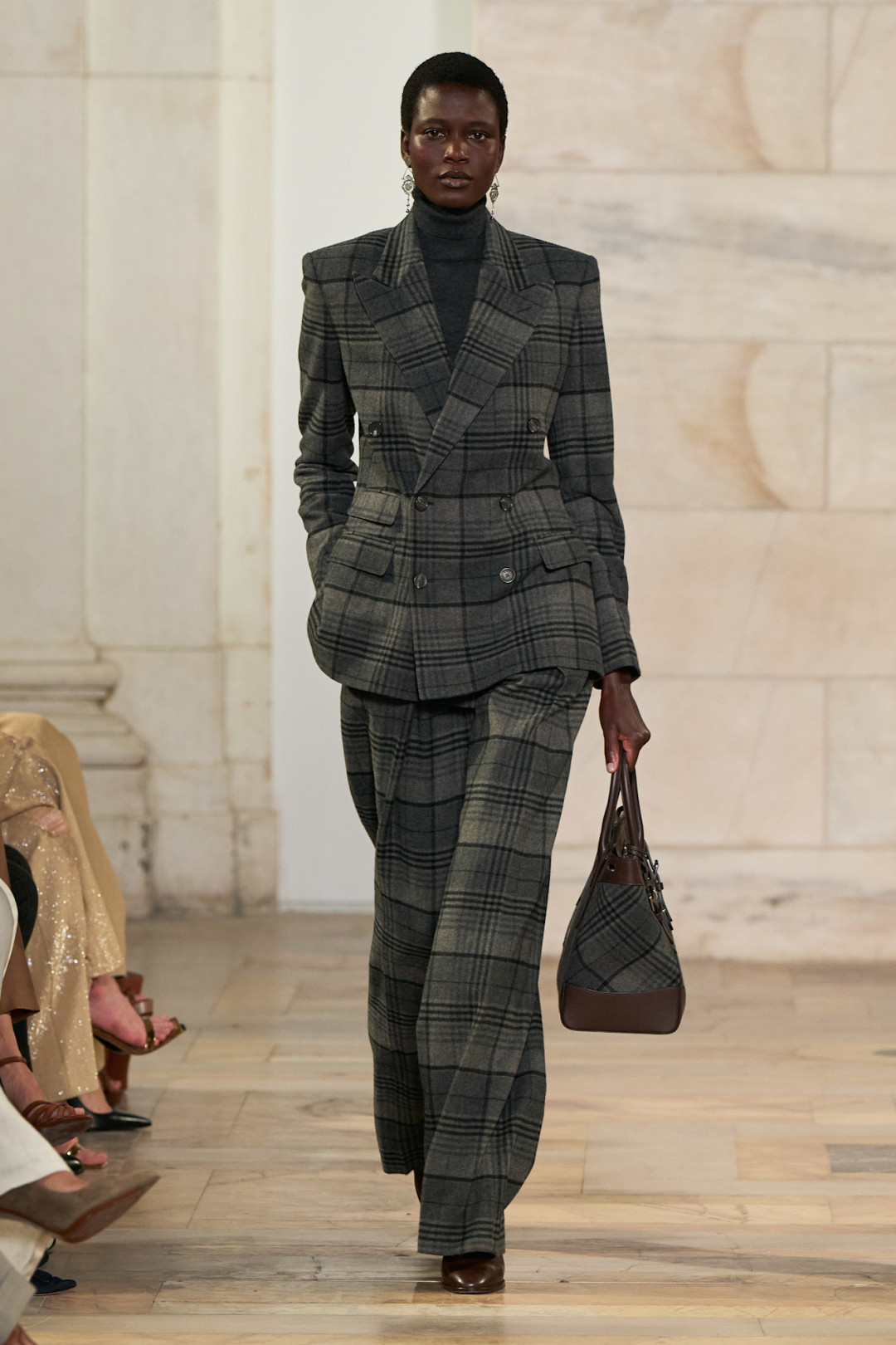 Самая трендовая верхняя одежда осени 2025 года: от бомберов и шуб до парок