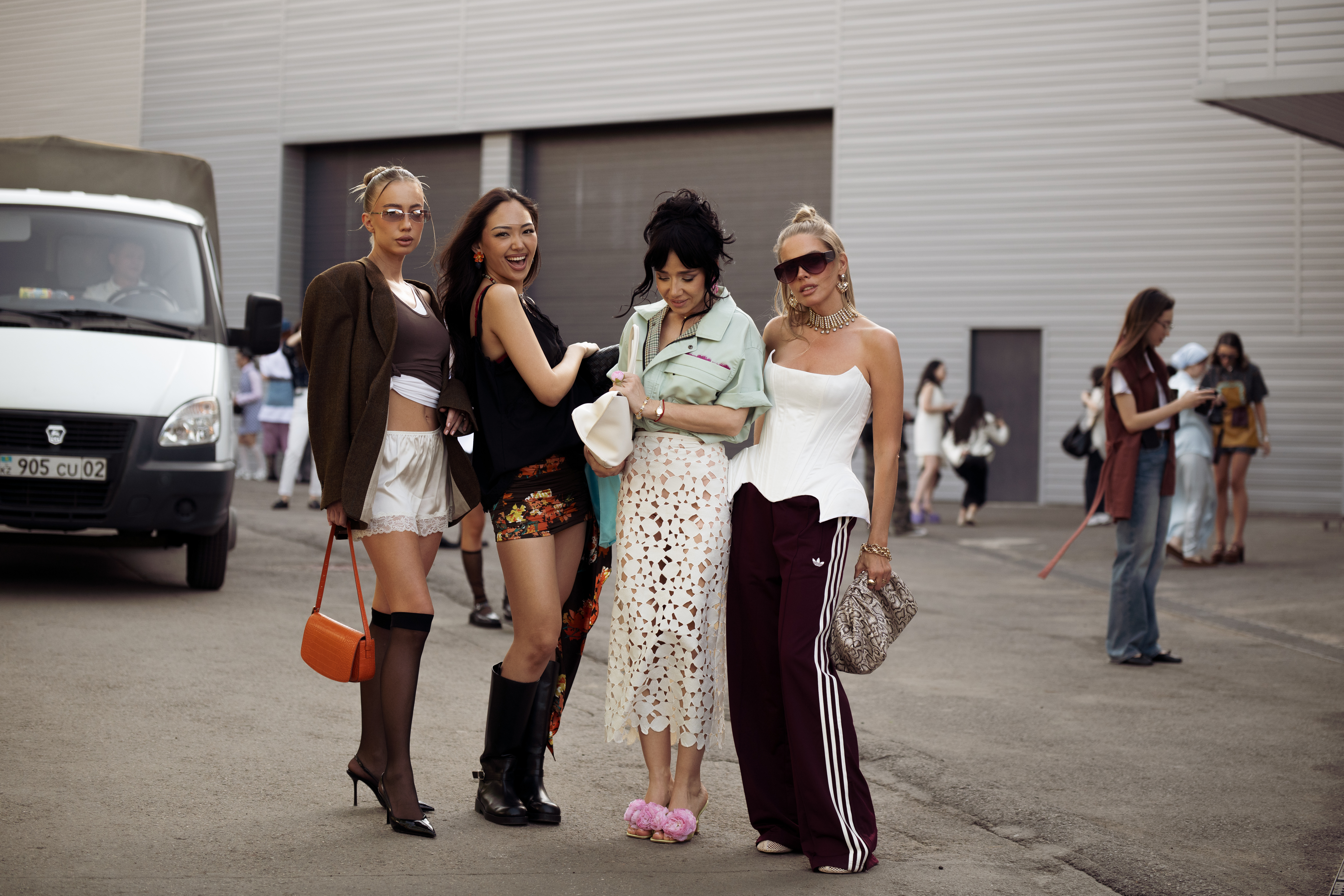 По-весеннему яркая стритстайл-хроника второго дня Visa Fashion Week Almaty