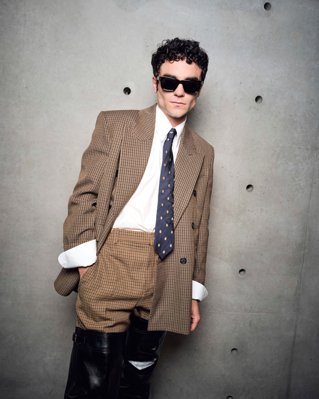 Эти звездные модники без ума от высоких кожаных сапог Saint Laurent 