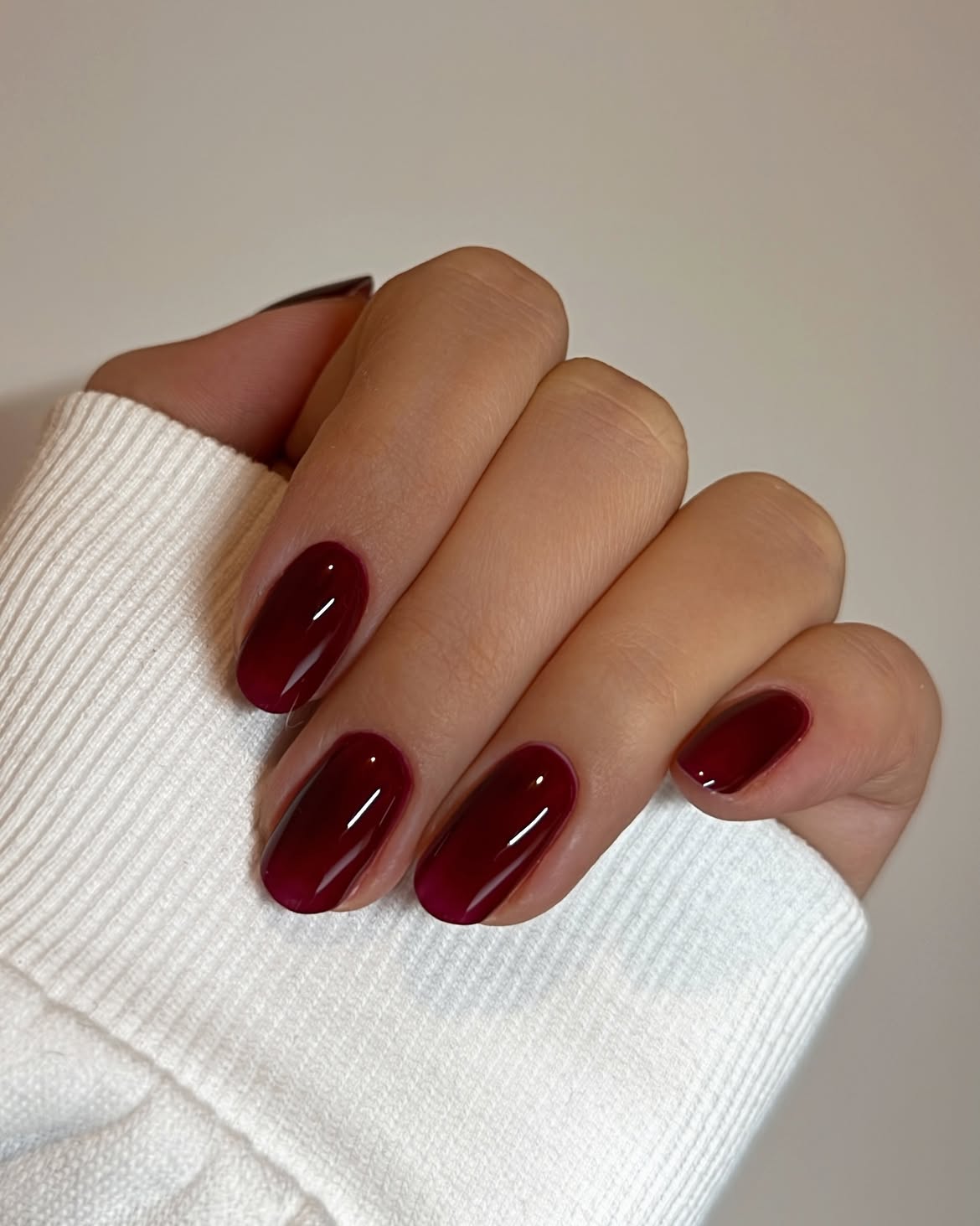 Витражный бордо и оттенок Cherry Cola стали главной нейл-одержимостью сезона