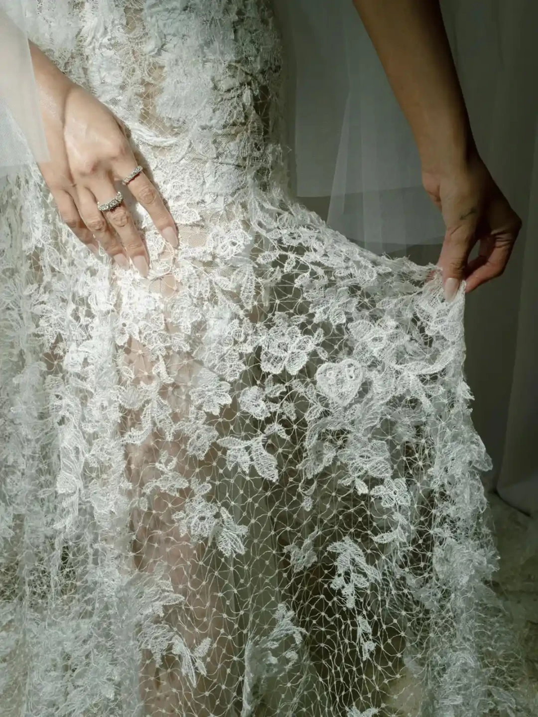 Свадебное платье Селены Гомес отдает дань уважения Бенни Бланко