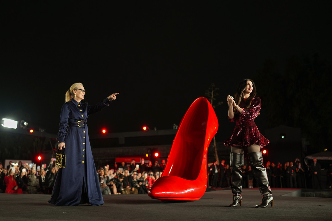 Образы Энн Хэтэуэй с пресс-тура фильма «Дьявол носит Prada 2» отсылают нас к Энди Сакс