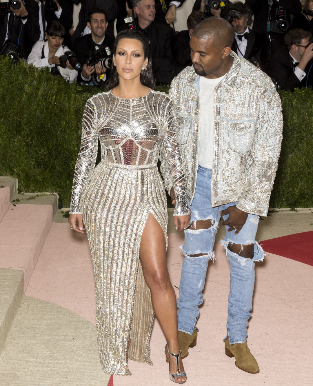 Самые знаковые коллекции, коллаборации и наряды Оливье Рустена для Balmain