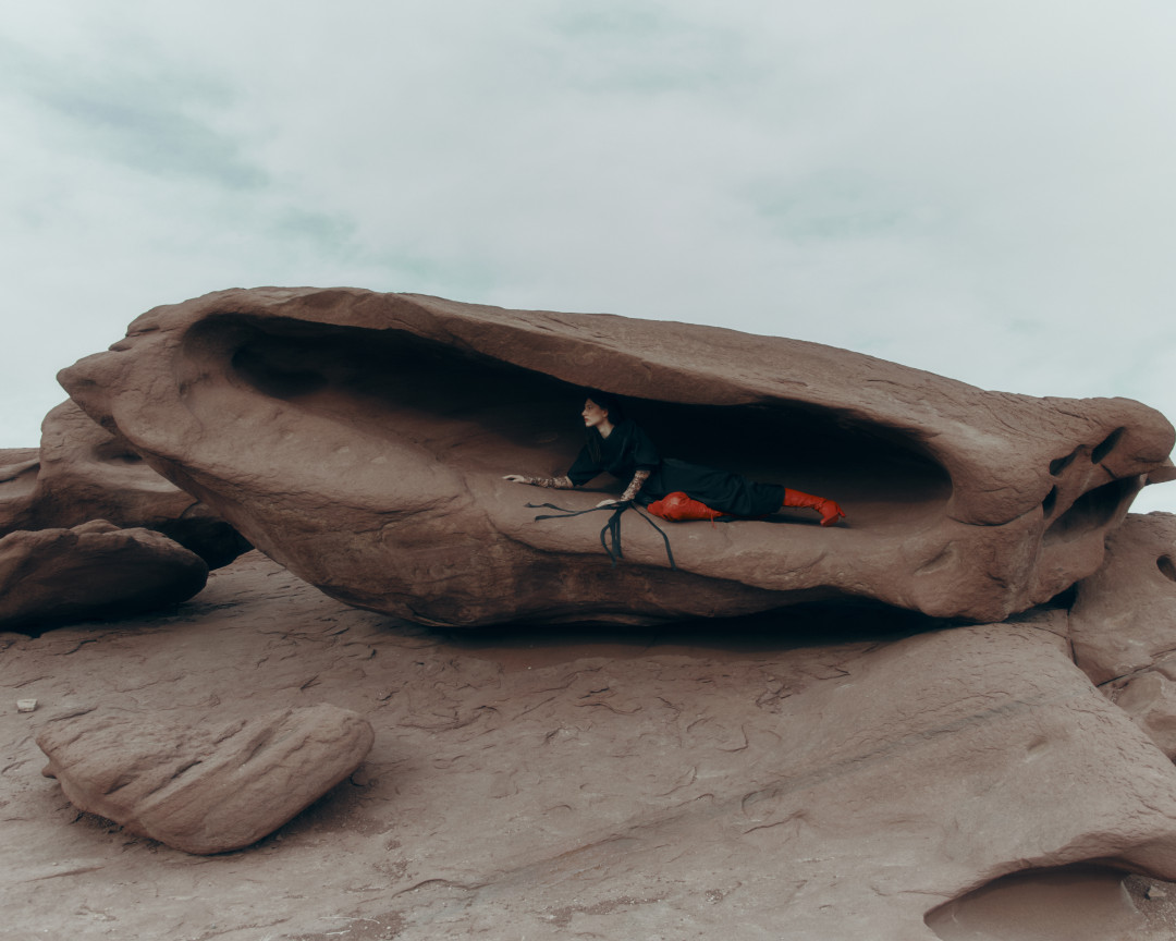 На «красных скалах» Катутау: каверстори нового номера Harper's BAZAAR Kazakhstan