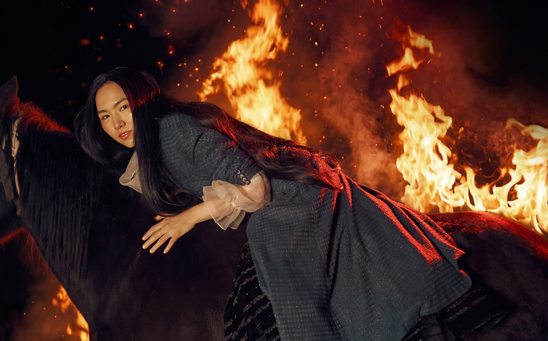 Ережелерді бұзу: Yenlik Harper's BAZAAR Kazakhstan журналына арналған жаңа нөмірдің мұқабасында