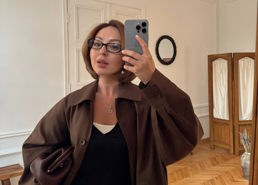 легкое коричневое пальто