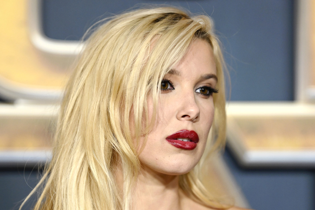 Милли Бобби Браун фото с дочерью