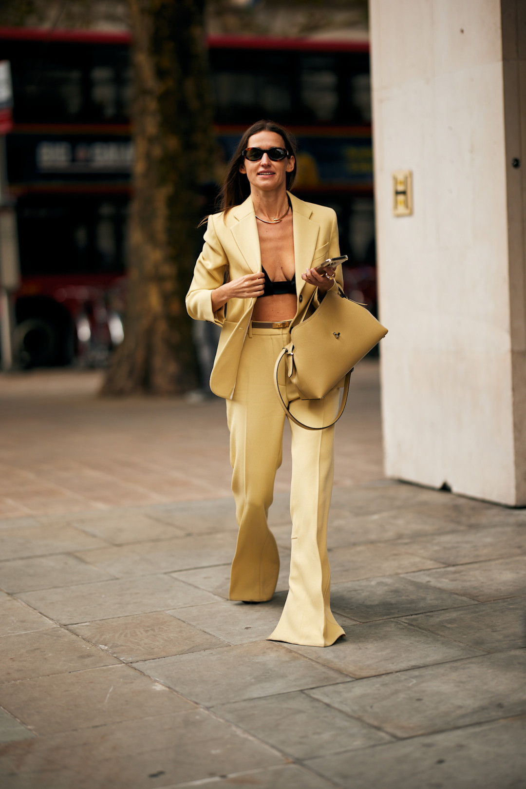 Как красиво выставить бюстгальтер напоказ