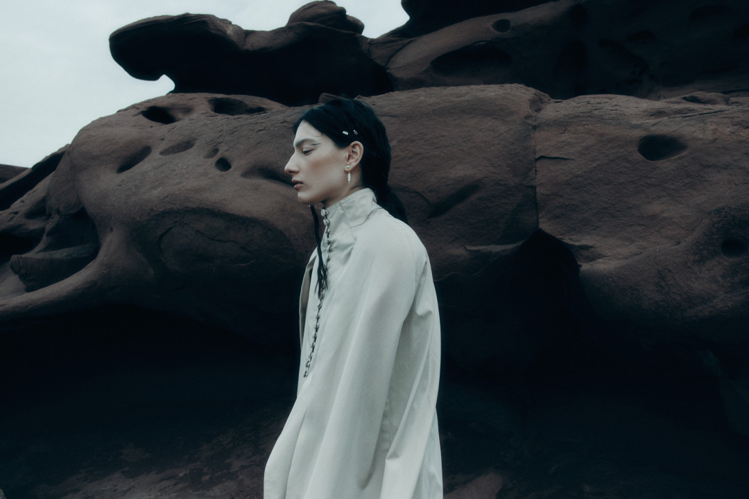 На «красных скалах» Катутау: каверстори нового номера Harper's BAZAAR Kazakhstan