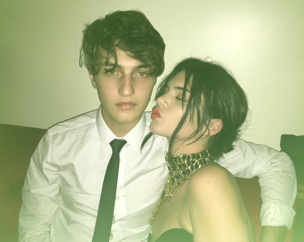 Атақты отбасылардың балаларымен ғана кездескен жұлдыздар